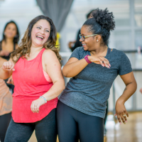 ダンスする女性