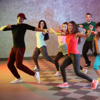 ダンスする若者